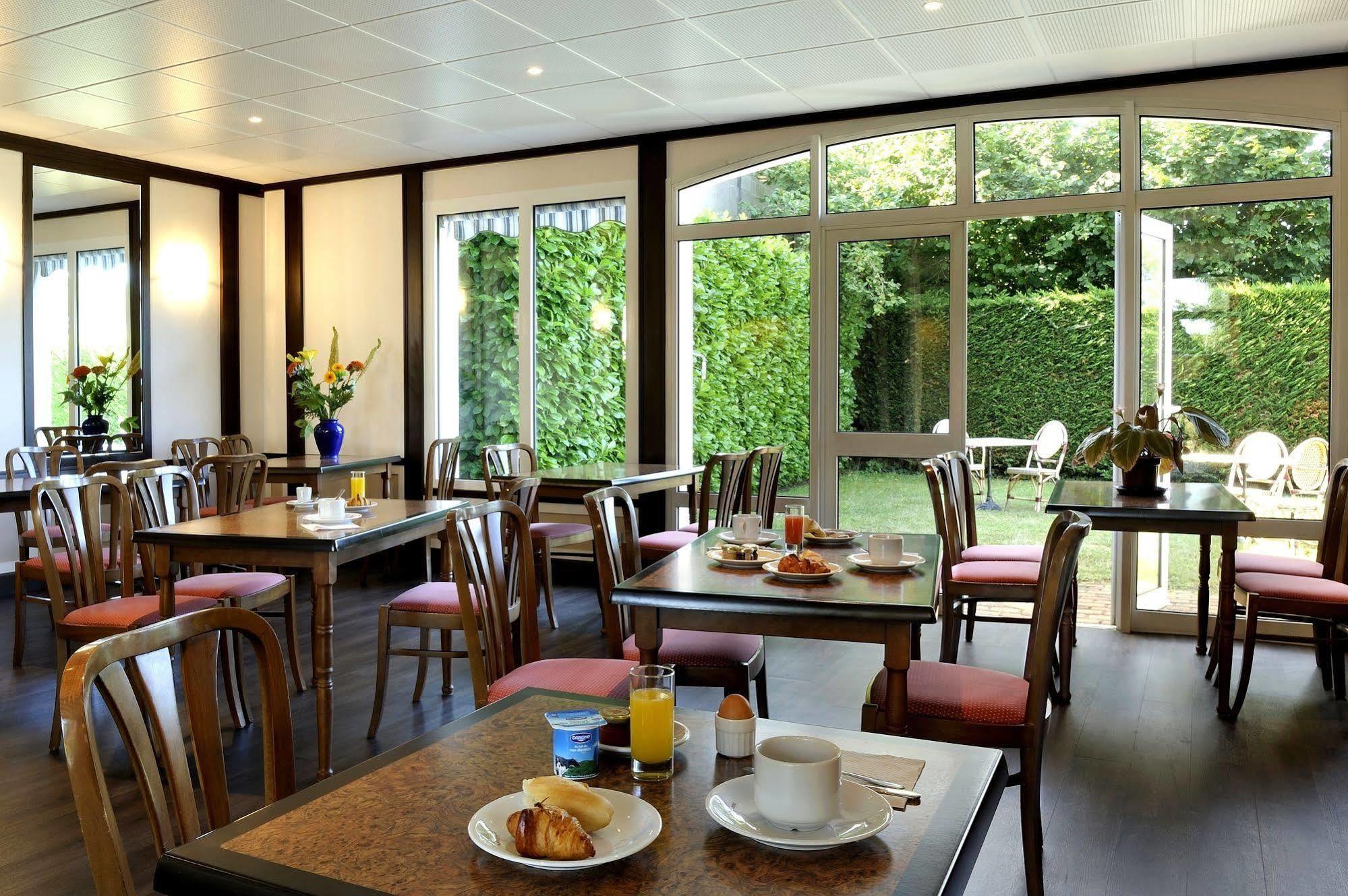 Logis Hotel Restaurant Du Labrador Saint-Benoit-sur-Loire Exterior photo